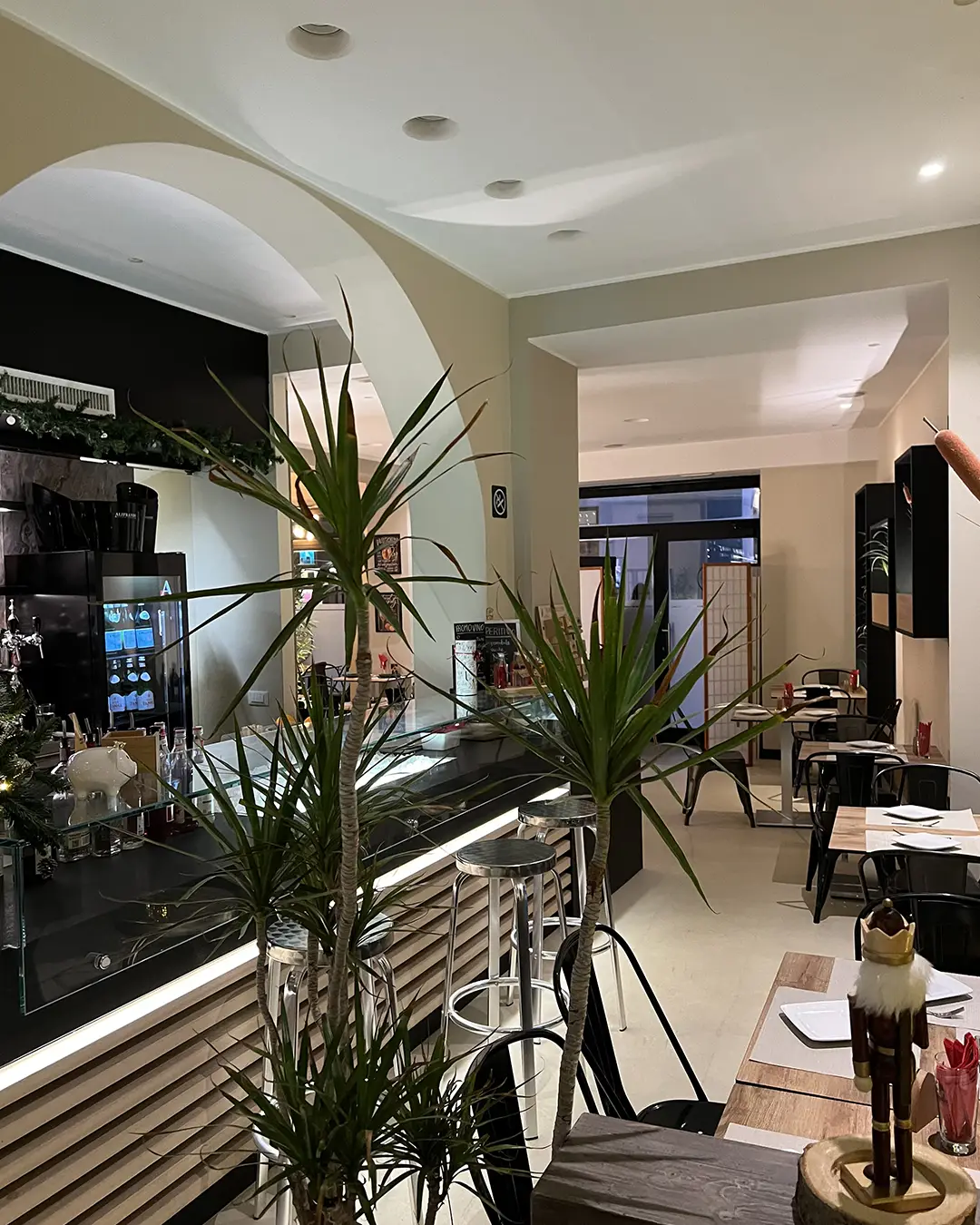 Ari's Bistro